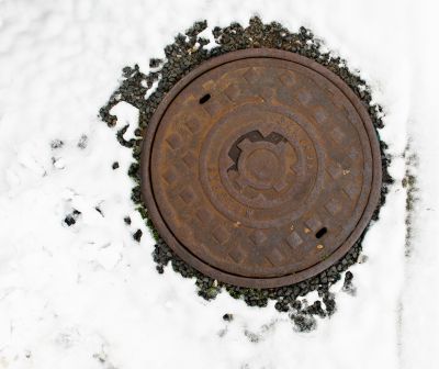 Przedmiot zainteresowania Muzeum Wodociąg&oacute;w i Kanalizacji w Bydgoszczy - żeliwny właz wyprodukowany w fabryce J&oacute;zefa Szaynoka, znajdujący się  na zieleńcu  obok budynku  przy ul. Piłsudskiego 31. Takie same włazy zachowały się jeszcze w pobliżu adres&oacute;w Mickiewicza 10 i Grottgera 18, a także przy ul. Żeglarskiej, jednakże to przedmiotowy wyr&oacute;b jest bez wątpienia fabrykatem prezentującym najlepszy stan zachowania. Fot. Bogdan Szczupaj, Pola Antonina Słomińska, Galeria Fotografii Miasta Rzeszowa